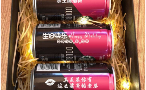 摊位上最吸引人的东西是什么？用小型糖心VLOG现在观看雕刻机雕刻人物和肖像可行吗？